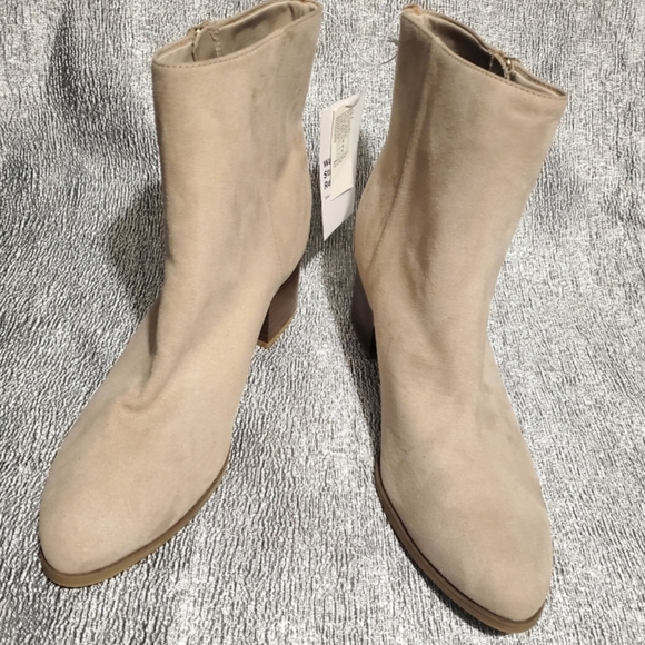 Tan Boots - Picture 3 of 6